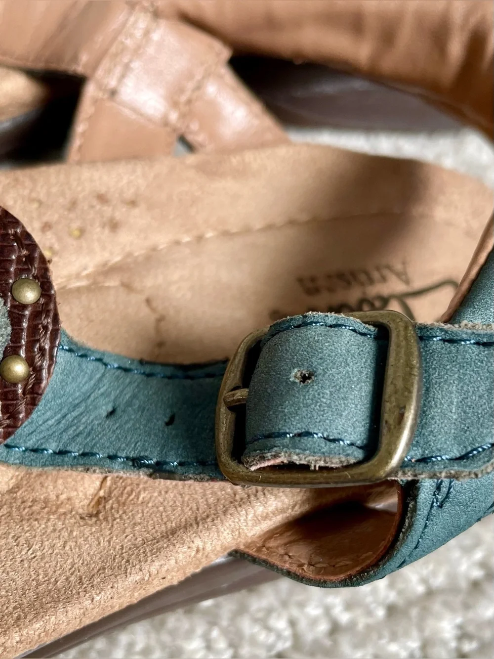 Clark’s Leather Medallions Metal Accents Comfort Sole Buckles Casual Sandals